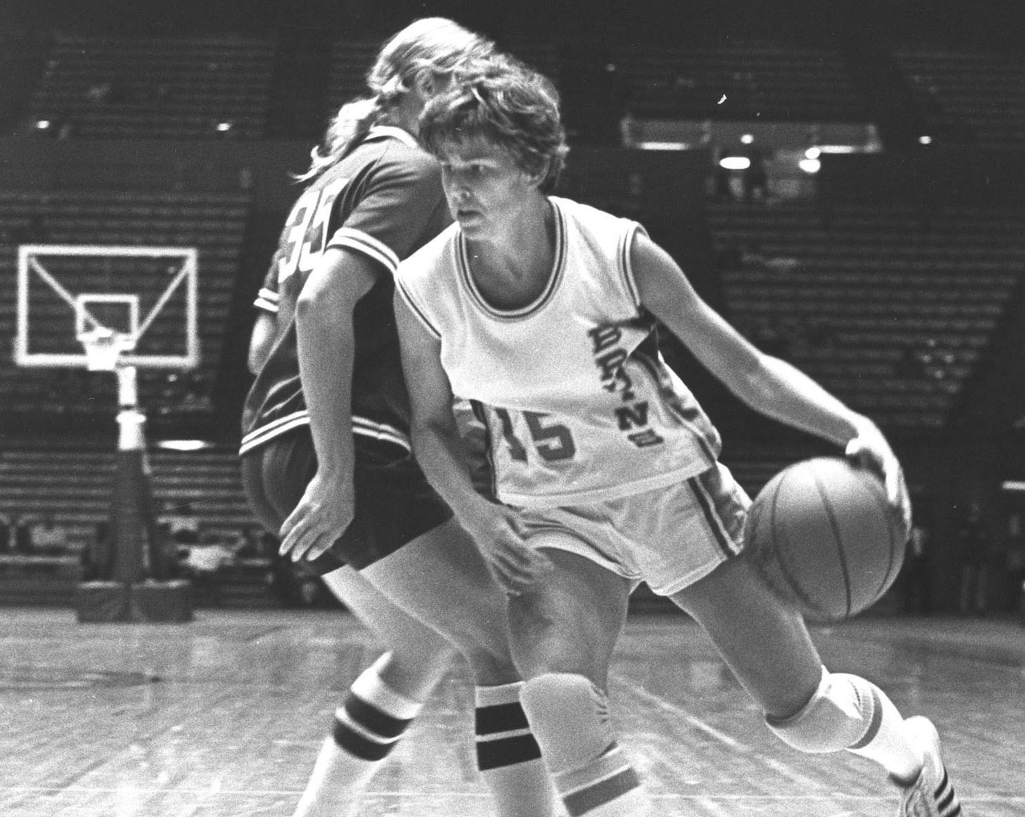 Ann Meyers Drysdale driving with the basketball