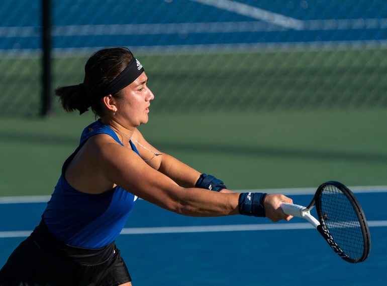 Shakhnoza Khatamova playing tennis