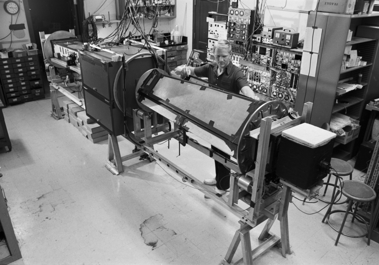 John F. Clauser working on his experimental apparatus at Berkeley
