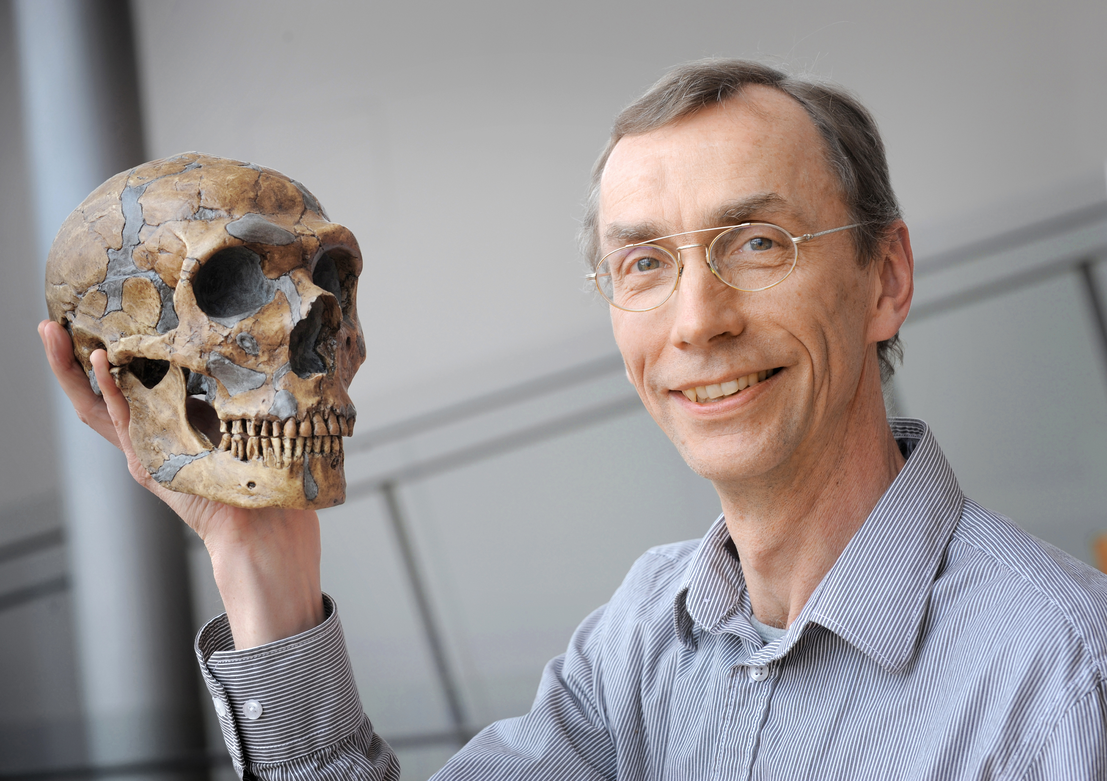 Svante Pääbo holding a skull