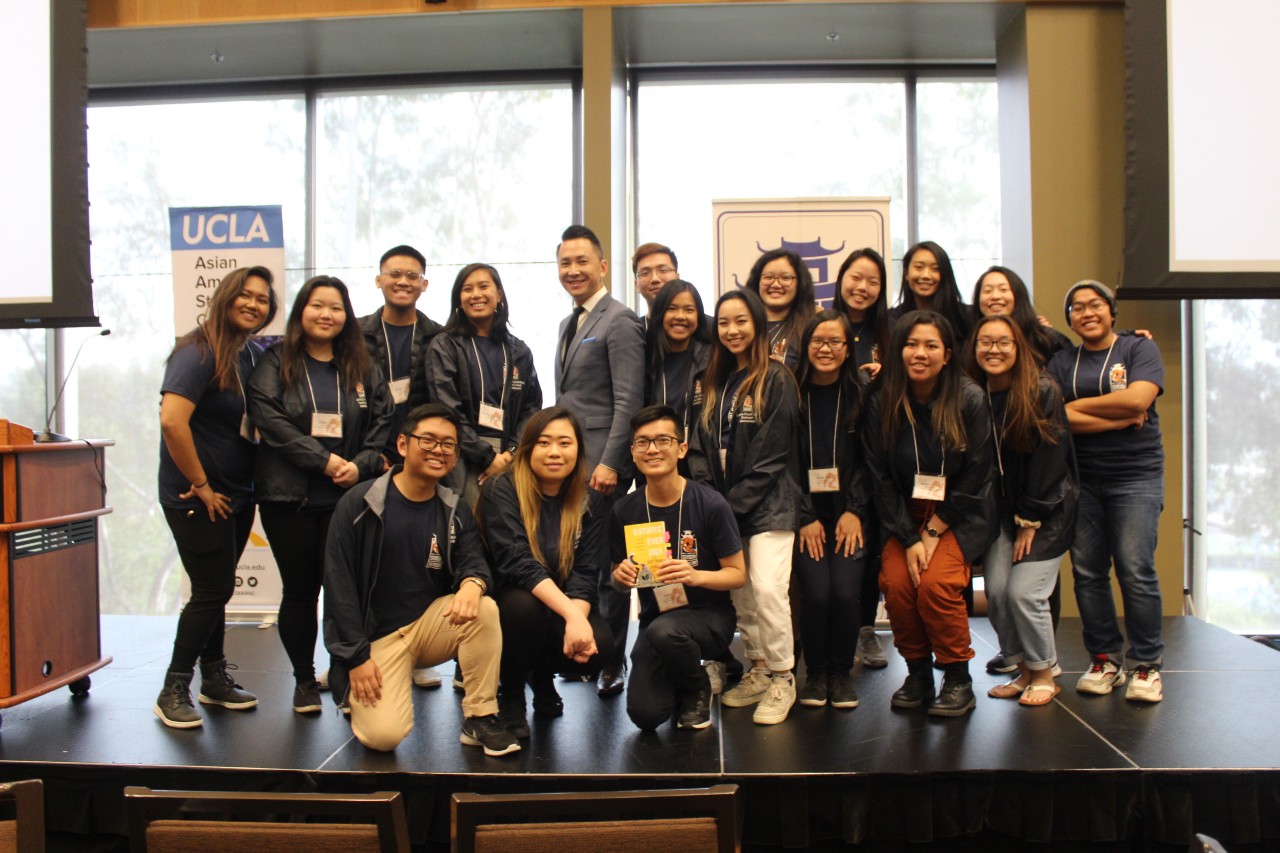 A large group of students with author Viet Thanh Nguyen in the middle