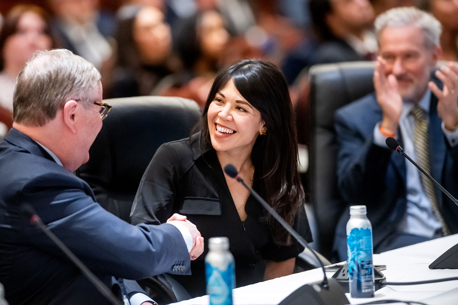 Kuanie Julin shakes hands with UCSF Chancellor Sam Hawgood 