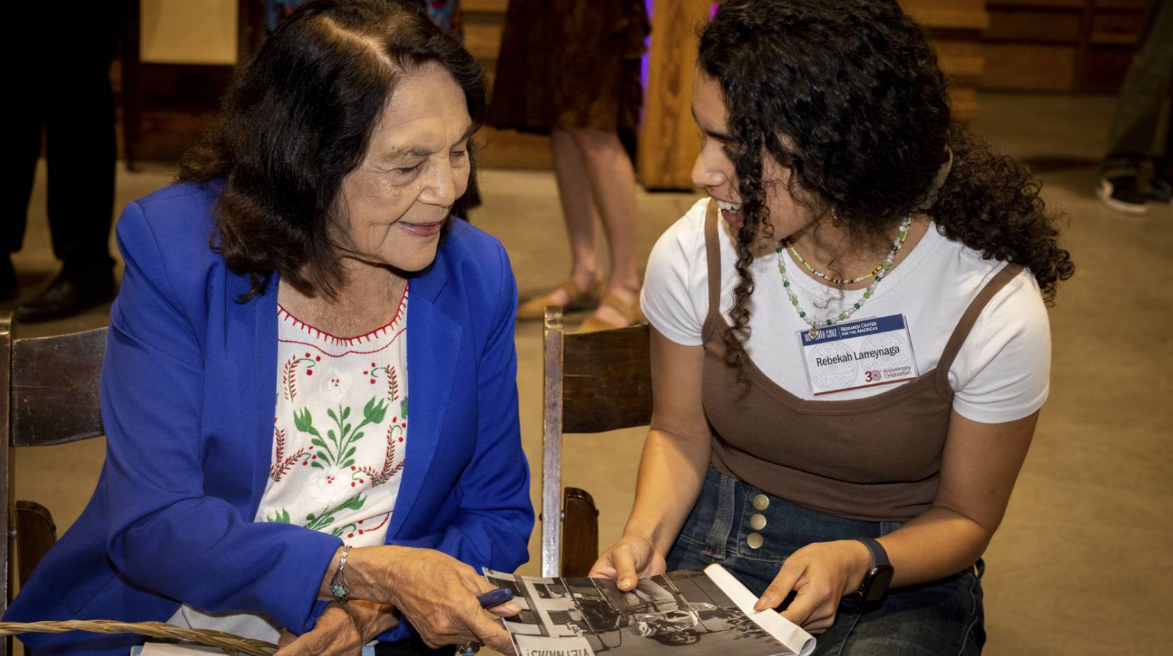 Dolores Huerta talks with a UC Santa Cruz student