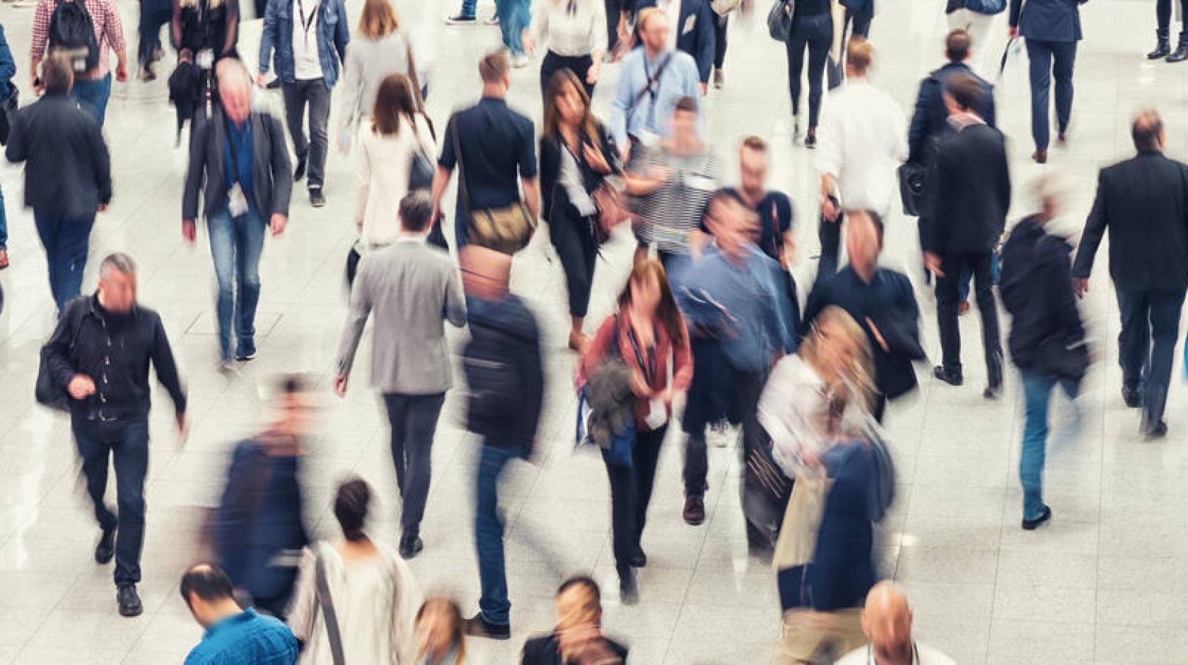 Display of a crowd hurrying, blurred