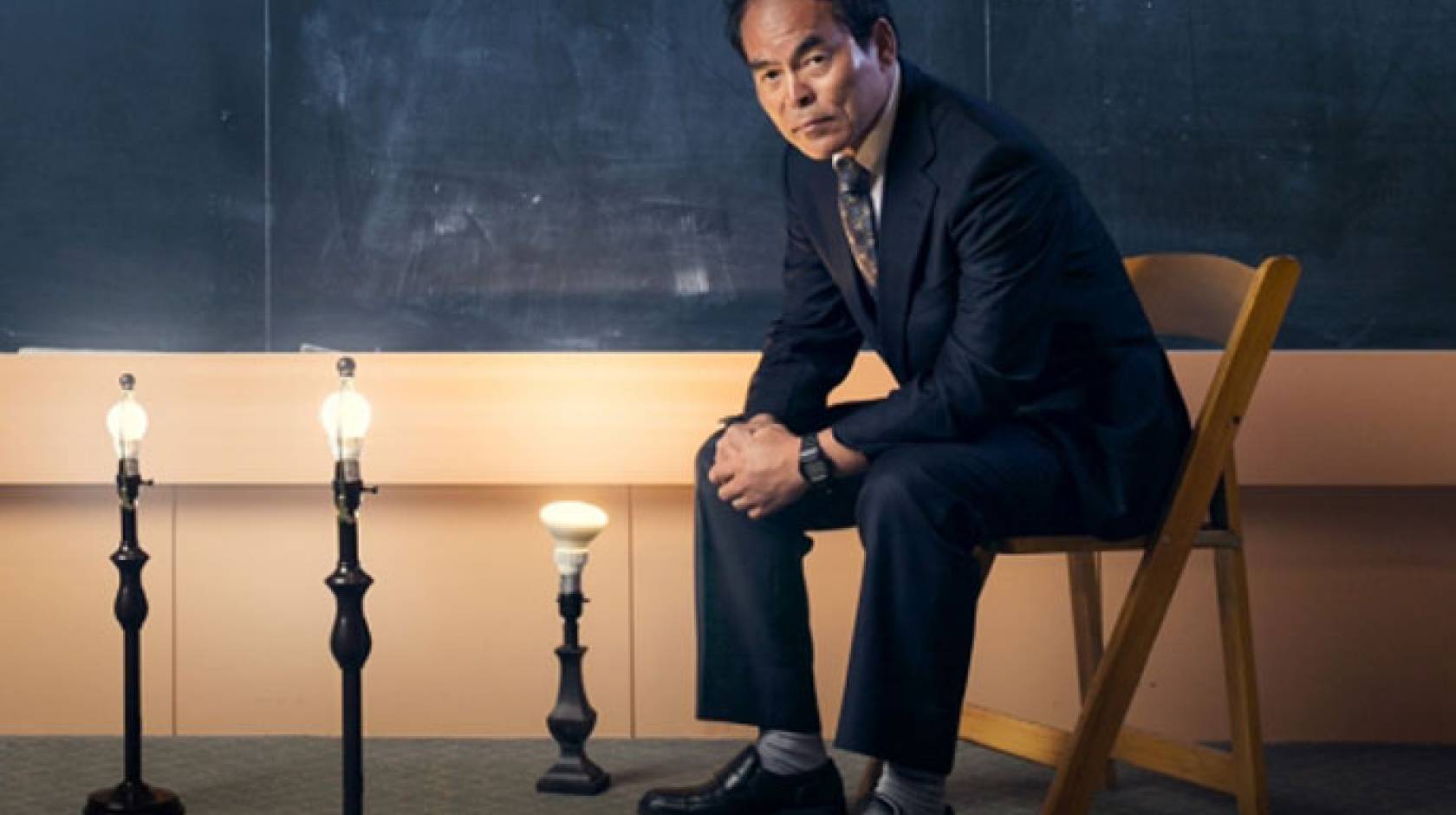 Shuji Nakamura in front of a blackboard with lights