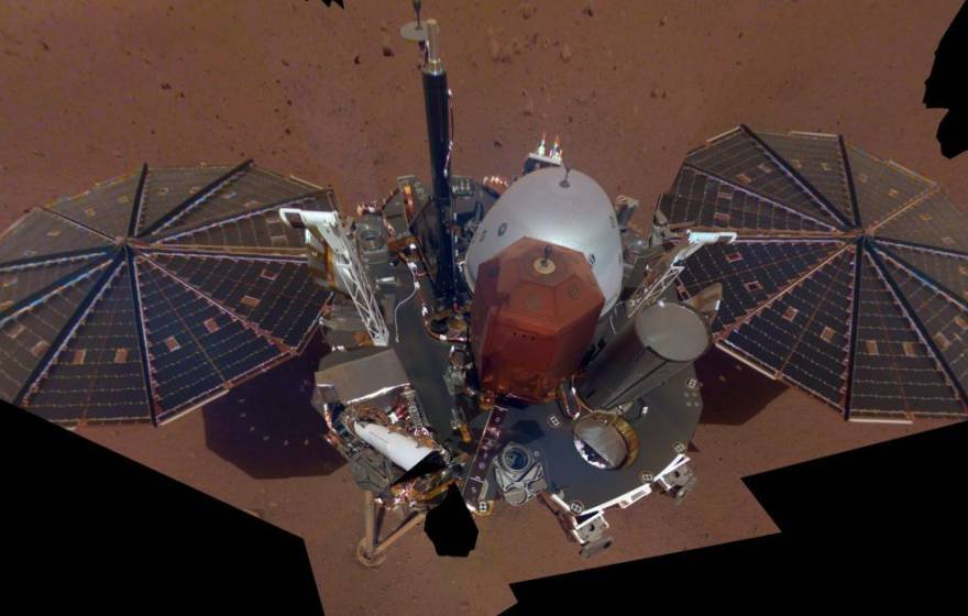 A view of the Mars lander on Mars, taken by itself as a selfie