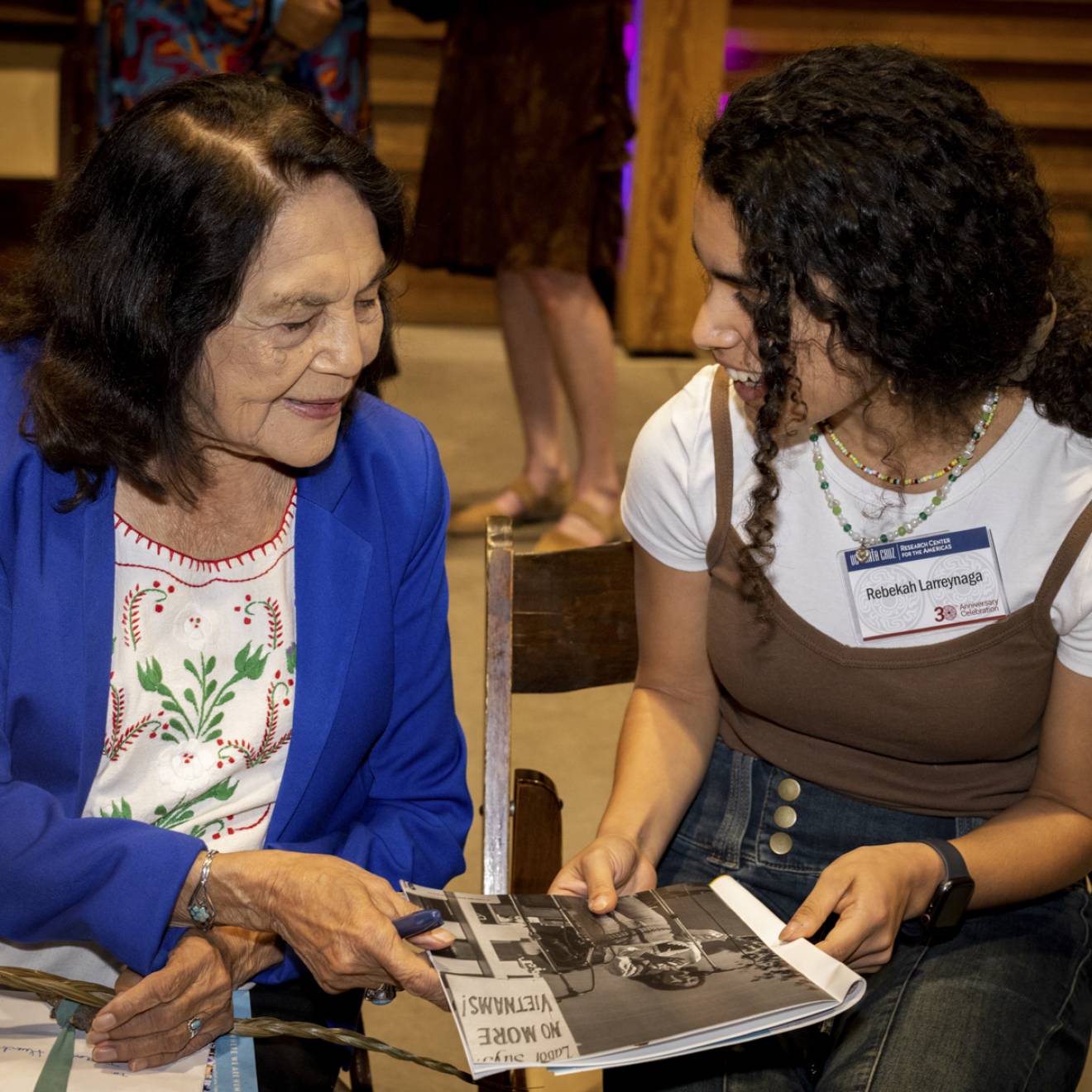 Dolores Huerta talks with a UC Santa Cruz student