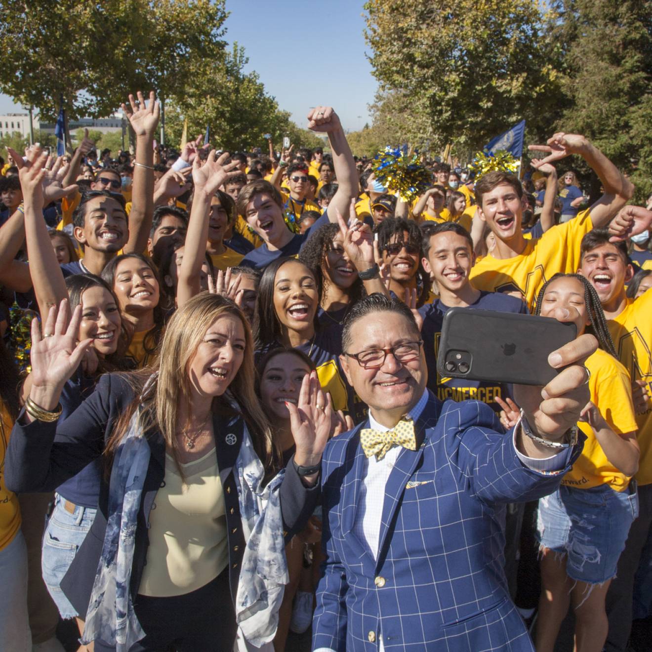 Chancellor Juan Sánchez Muñoz takes a super-selfie with his wife, Dr. Zenaida Aguirre-Muñoz, and a multitude of new students at Scholars Bridge Crossing